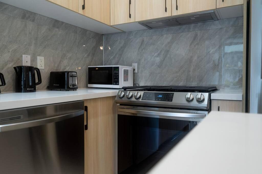 Modern Ground Level 3 bed 2 bath Condo with Free Parking