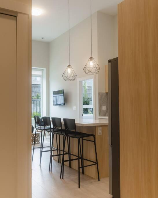 Modern Ground Level 3 bed 2 bath Condo with Free Parking