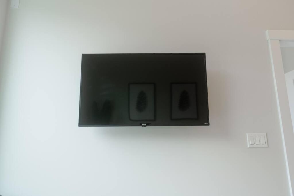 Modern Ground Level 3 bed 2 bath Condo with Free Parking