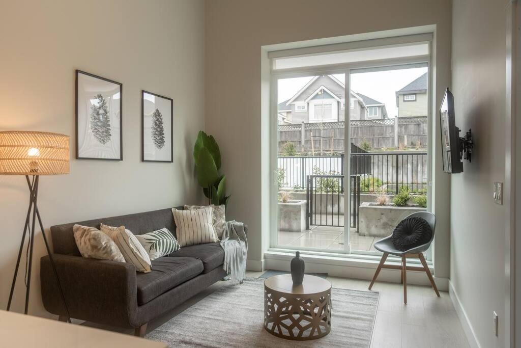 Modern Ground Level 3 bed 2 bath Condo with Free Parking