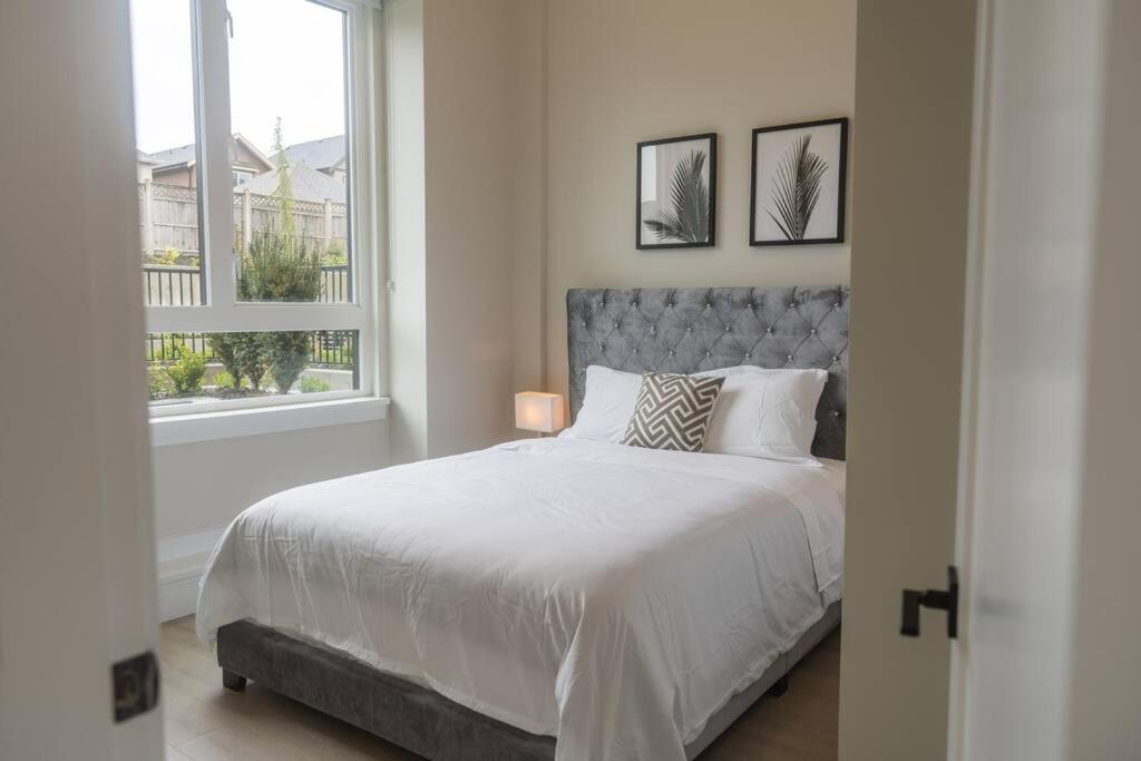 Modern Ground Level 3 bed 2 bath Condo with Free Parking