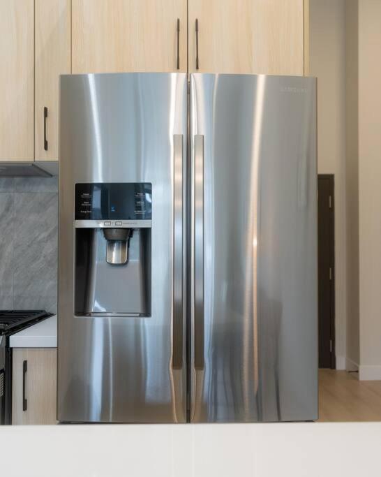 Modern Ground Level 3 bed 2 bath Condo with Free Parking