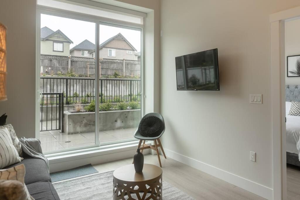 Modern Ground Level 3 bed 2 bath Condo with Free Parking