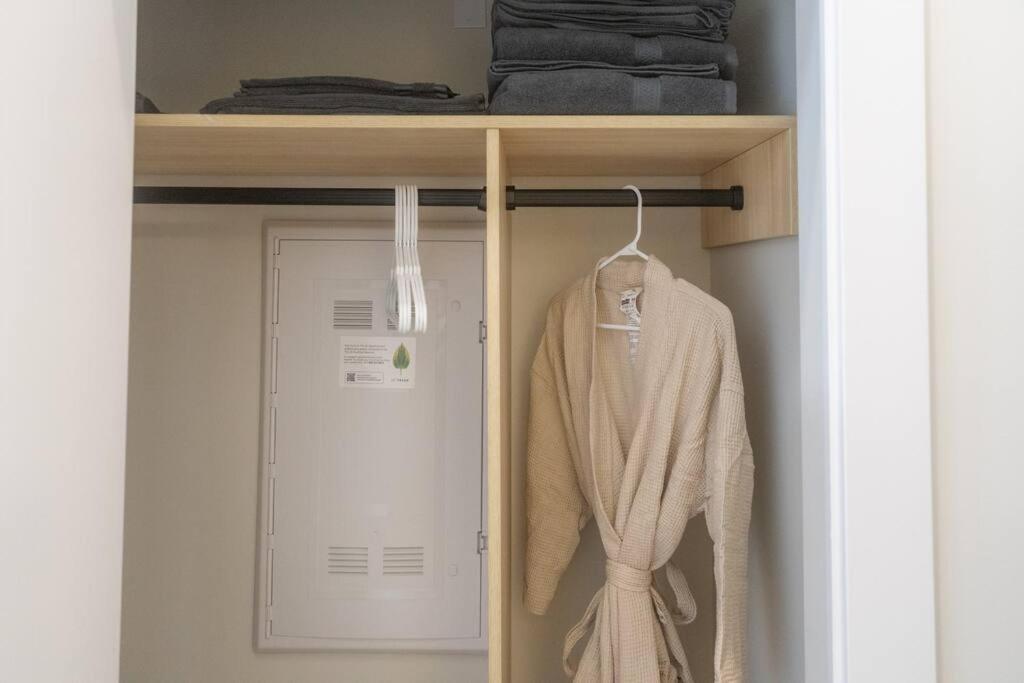 Modern Ground Level 3 bed 2 bath Condo with Free Parking