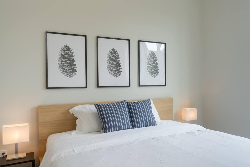 Modern Ground Level 3 bed 2 bath Condo with Free Parking