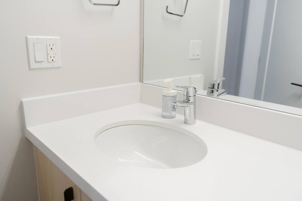 Modern Ground Level 3 bed 2 bath Condo with Free Parking