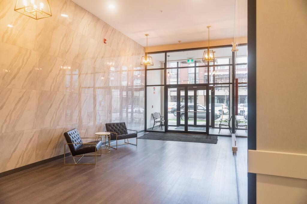 Modern Ground Level 3 bed 2 bath Condo with Free Parking