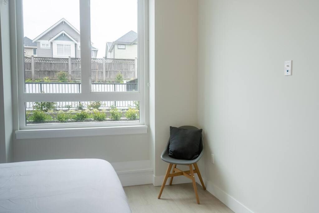 Modern Ground Level 3 bed 2 bath Condo with Free Parking