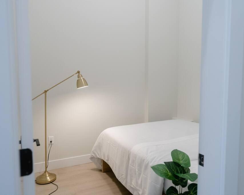 Modern Ground Level 3 bed 2 bath Condo with Free Parking