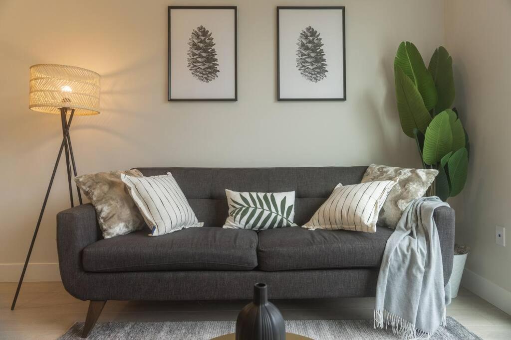 Modern Ground Level 3 bed 2 bath Condo with Free Parking