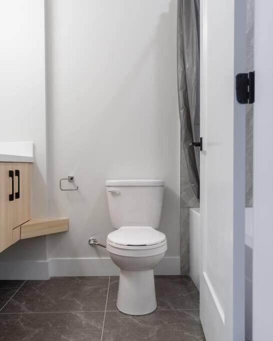 Modern Ground Level 3 bed 2 bath Condo with Free Parking