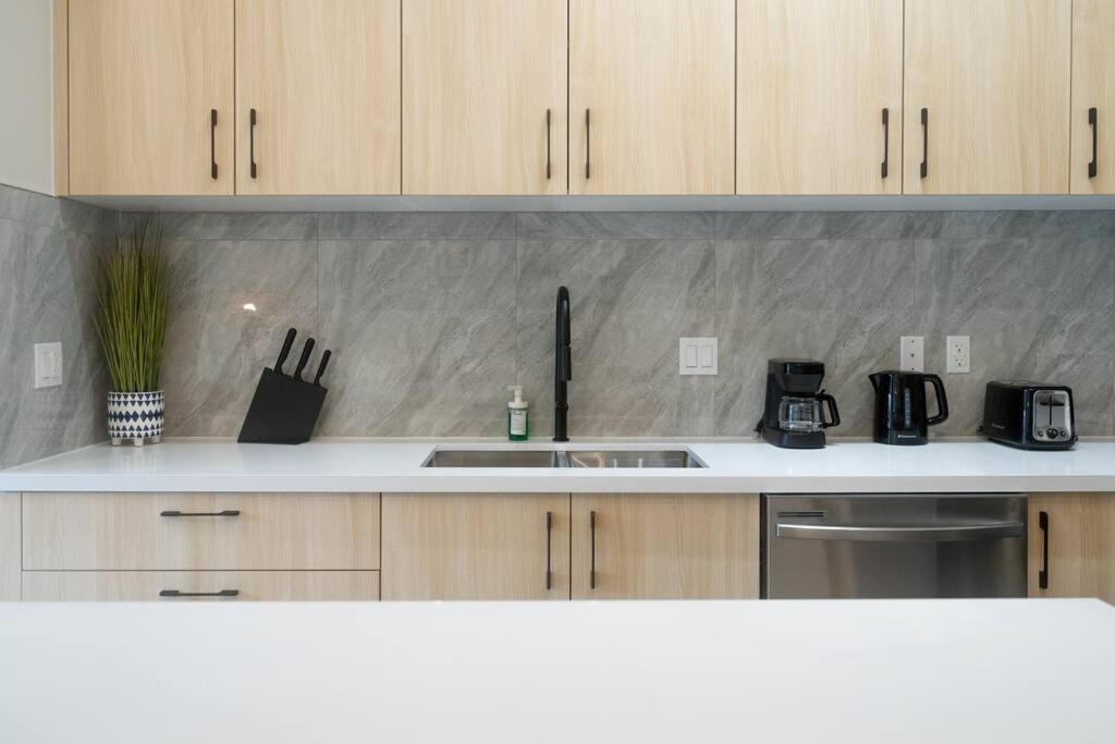 Modern Ground Level 3 bed 2 bath Condo with Free Parking