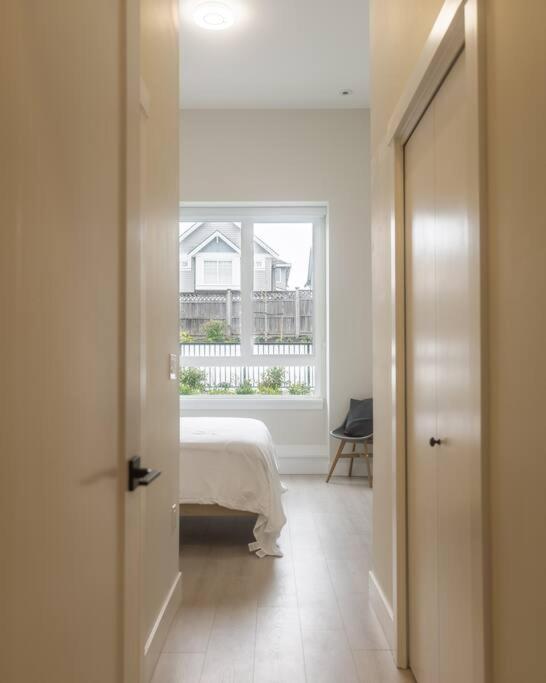 Modern Ground Level 3 bed 2 bath Condo with Free Parking