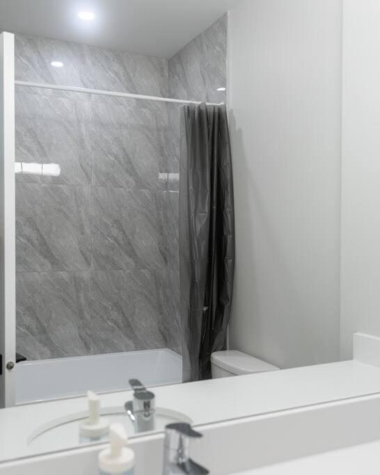 Modern Ground Level 3 bed 2 bath Condo with Free Parking