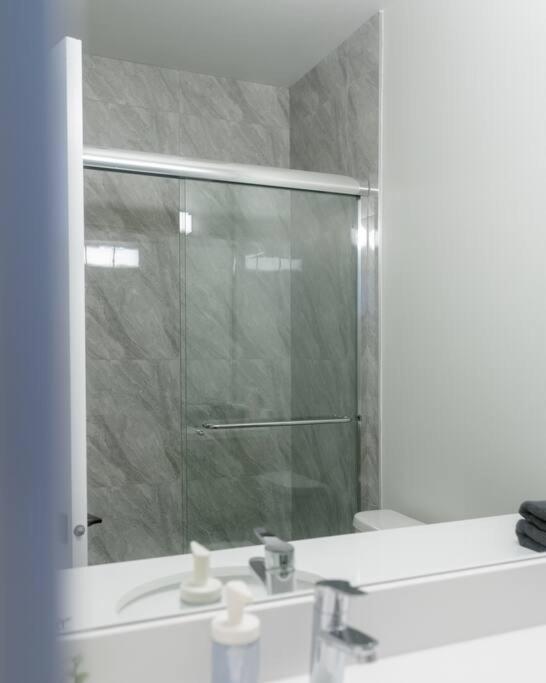 Modern Ground Level 3 bed 2 bath Condo with Free Parking