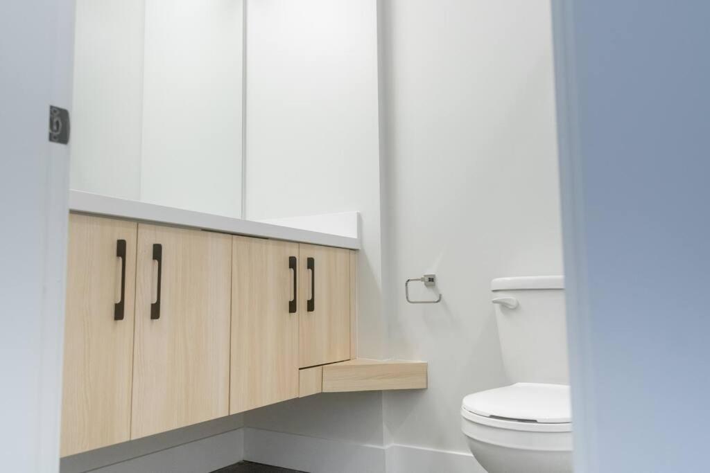 Modern Ground Level 3 bed 2 bath Condo with Free Parking