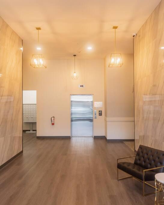 Modern Ground Level 3 bed 2 bath Condo with Free Parking