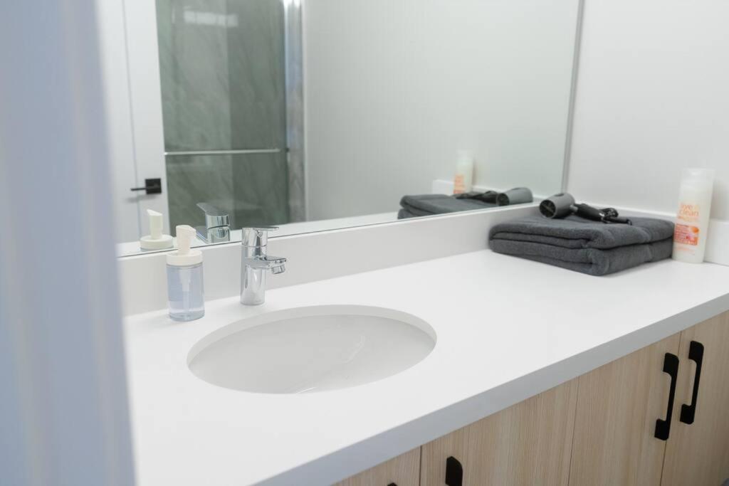Modern Ground Level 3 bed 2 bath Condo with Free Parking