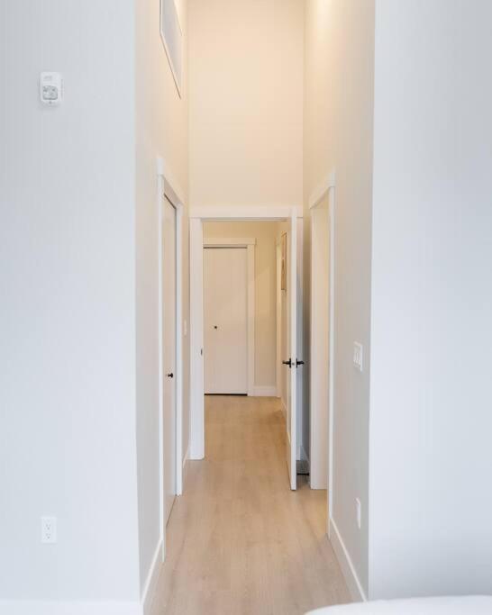 Modern Ground Level 3 bed 2 bath Condo with Free Parking