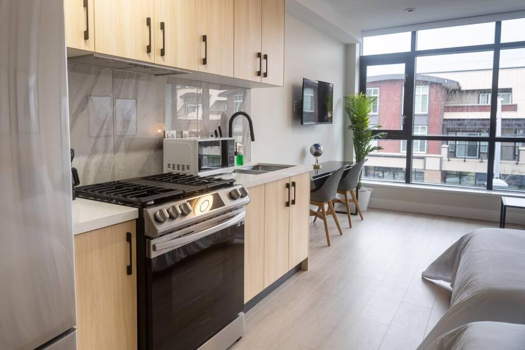 2 bed Studio with Mountain Views and Free Parking
