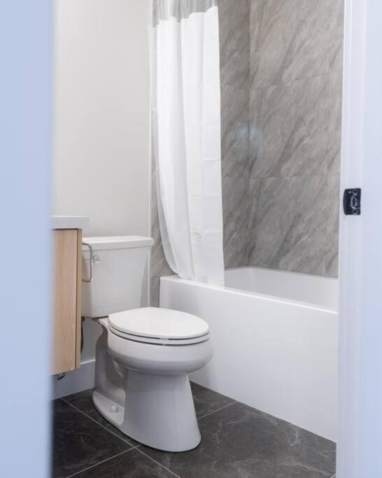 2 bed Studio with Mountain Views and Free Parking