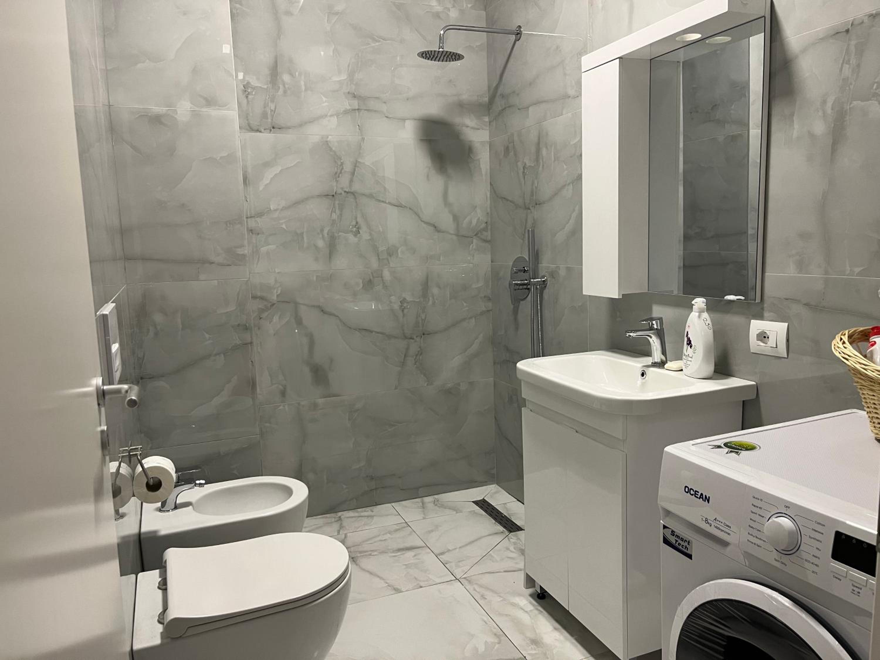Comfy Nest Apartment- free parking