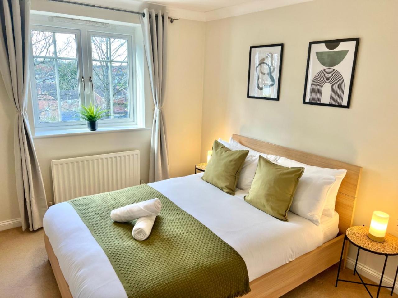 2 Bed Serviced Apartment with Balcony, Free Parking, Wifi & Netflix in Basingstoke view 2