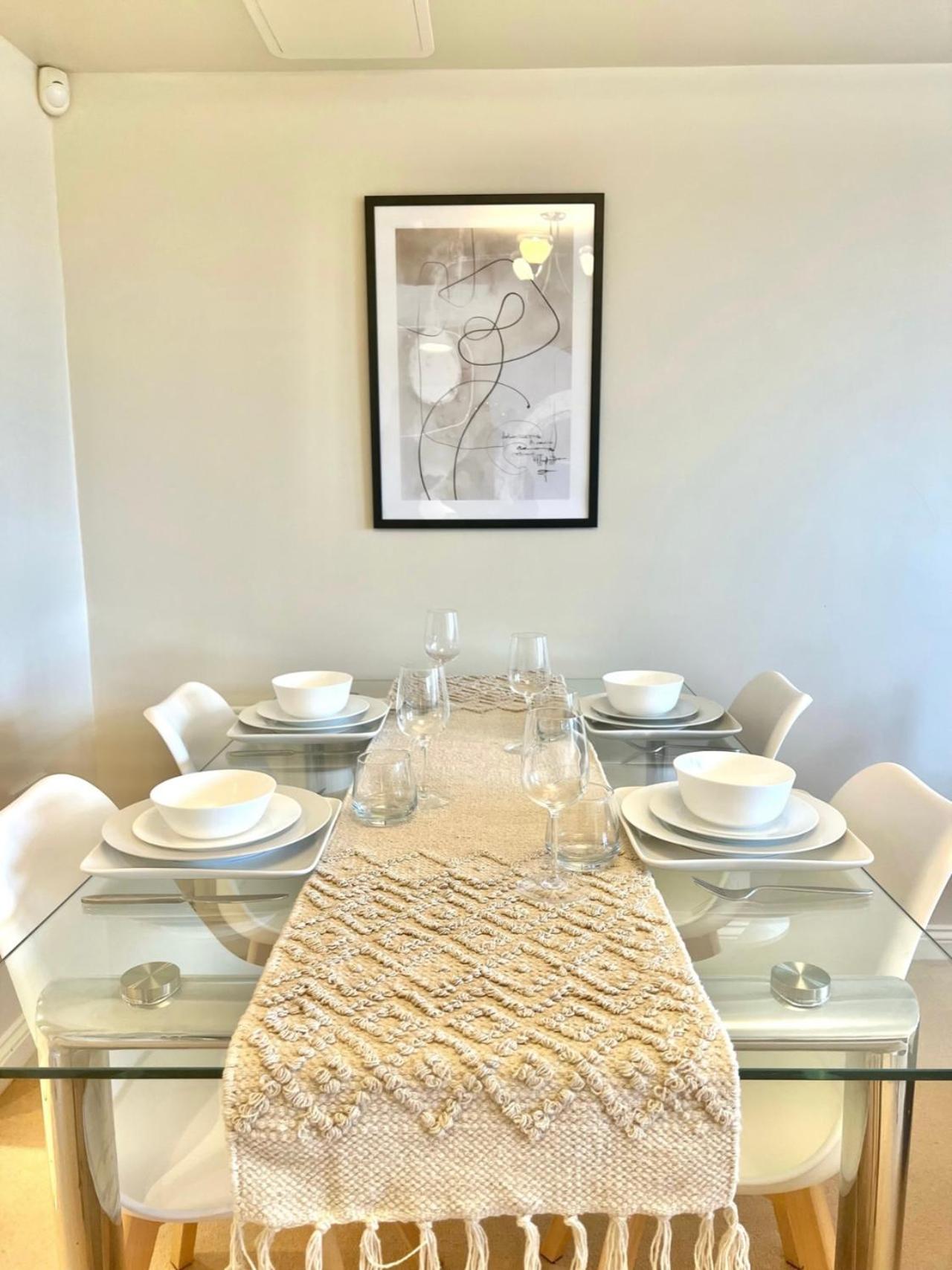 2 Bed Serviced Apartment with Balcony, Free Parking, Wifi & Netflix in Basingstoke view 5