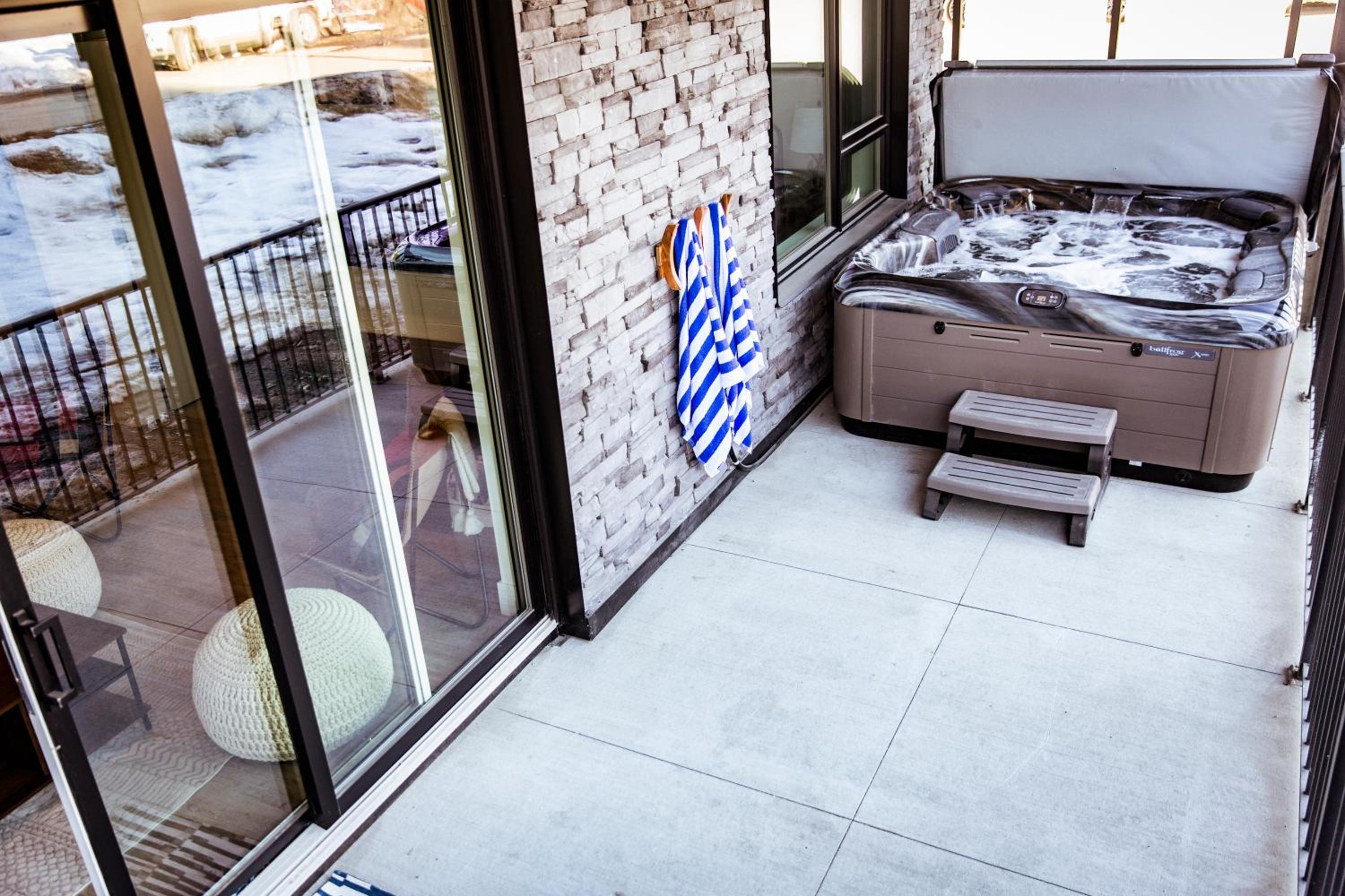 Monashee Sunshine - Condo with Private Hot Tub