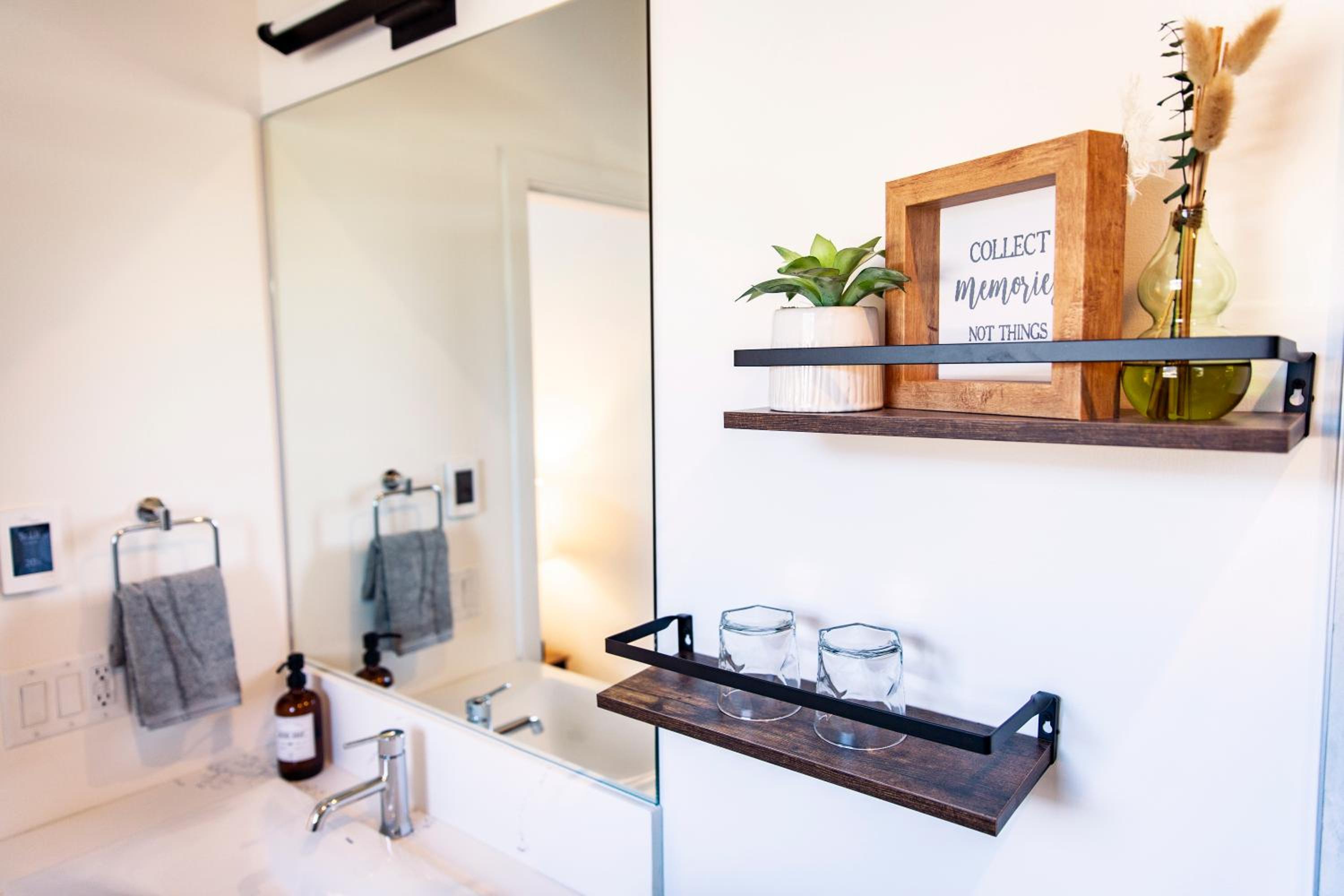 Monashee Sunshine - Condo with Private Hot Tub