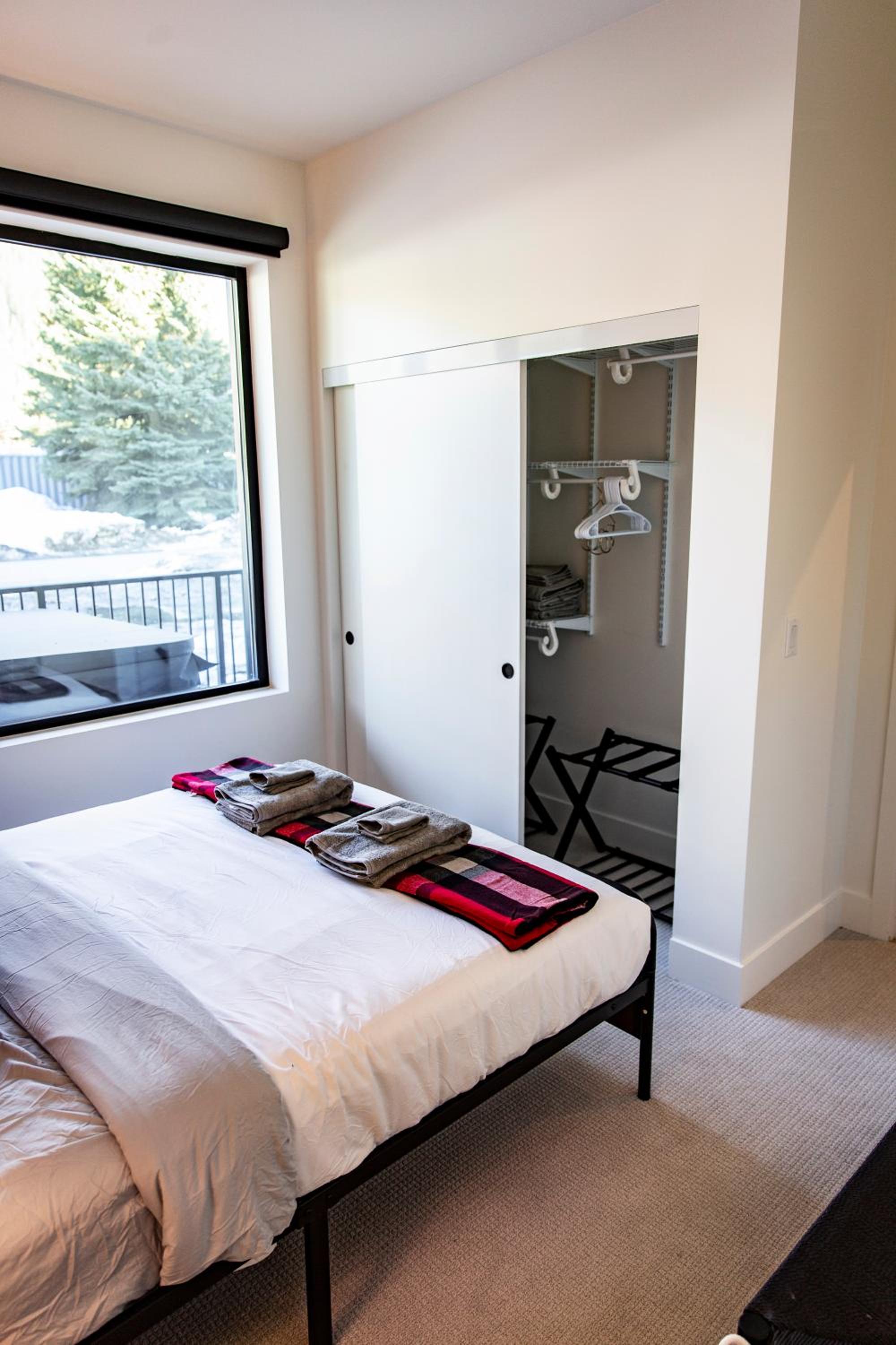 Monashee Sunshine - Condo with Private Hot Tub