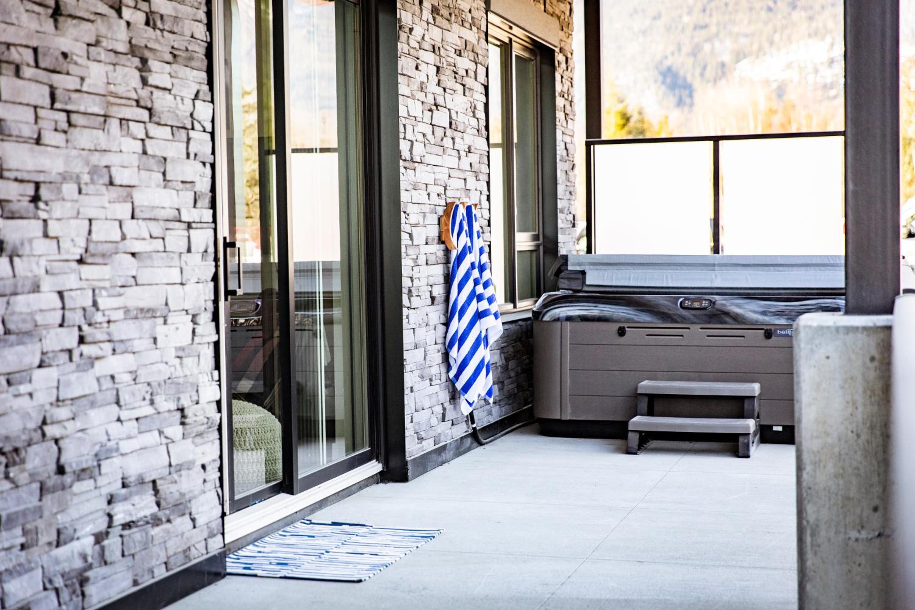 Monashee Sunshine - Condo with Private Hot Tub