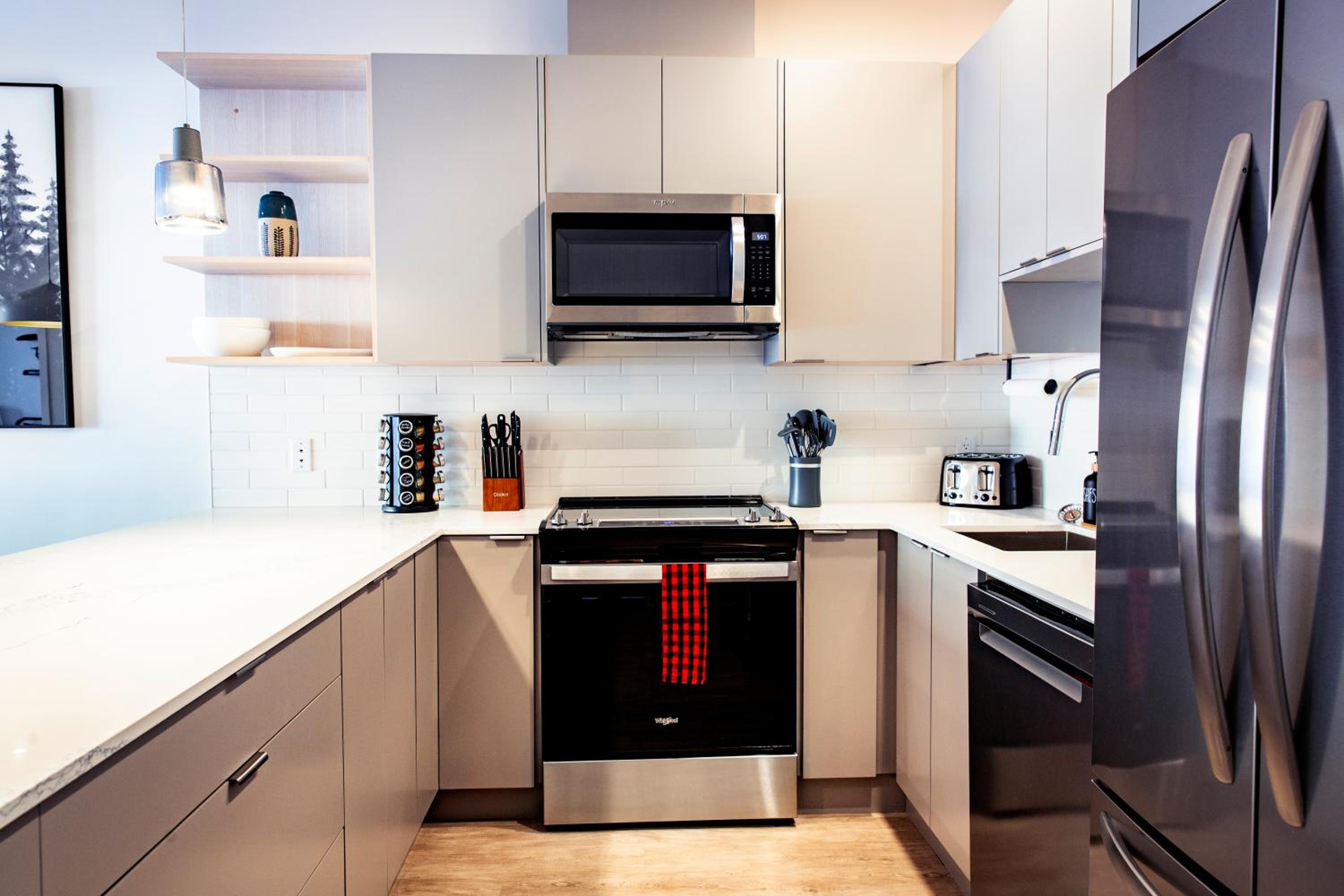 Monashee Sunshine - Condo with Private Hot Tub