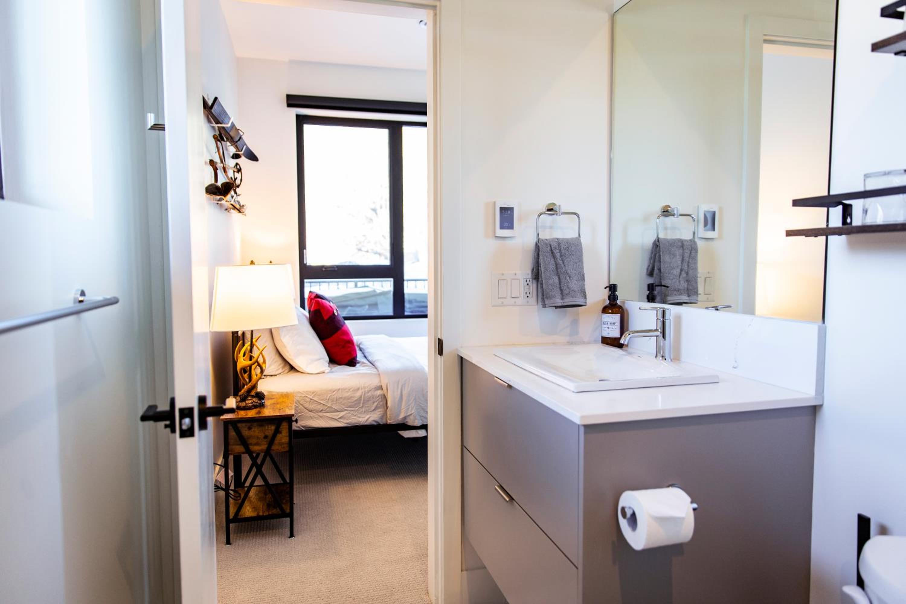 Monashee Sunshine - Condo with Private Hot Tub