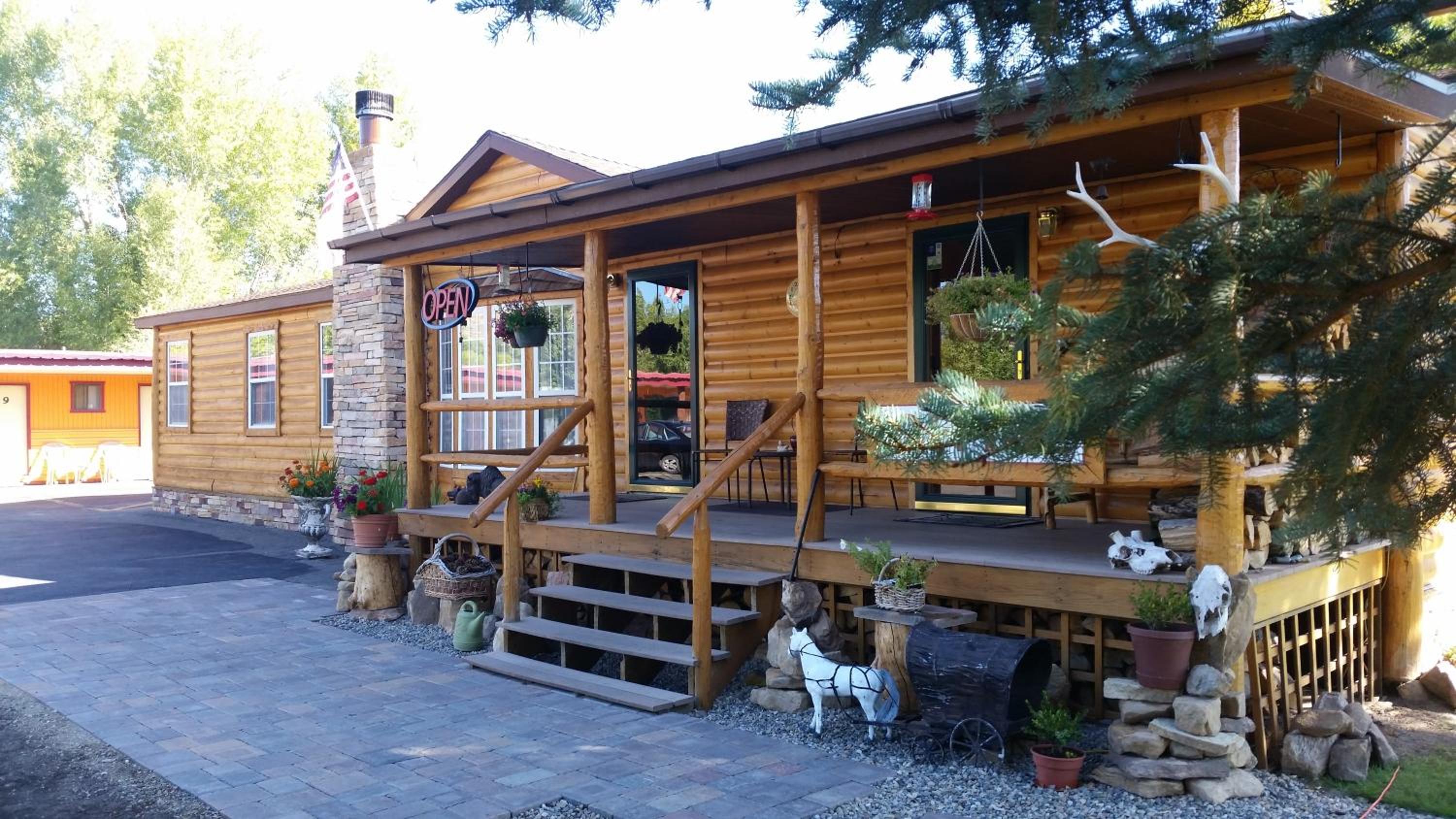 Gunnison Vacations - Long Holiday Motel - Property Image 2