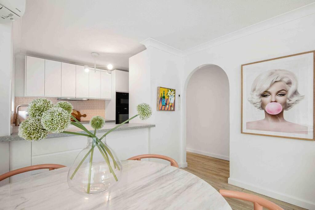 Blush on Broadbeach- beachside and pet friendly, 3rd floor walk up
