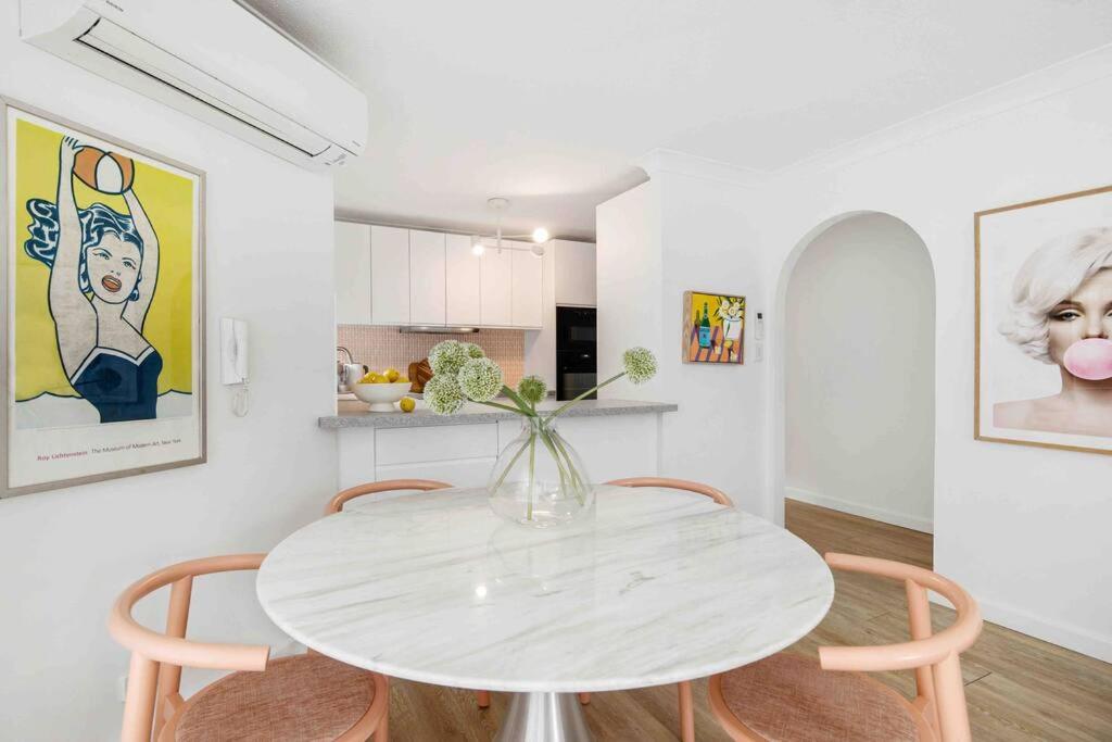 Blush on Broadbeach- beachside and pet friendly, 3rd floor walk up