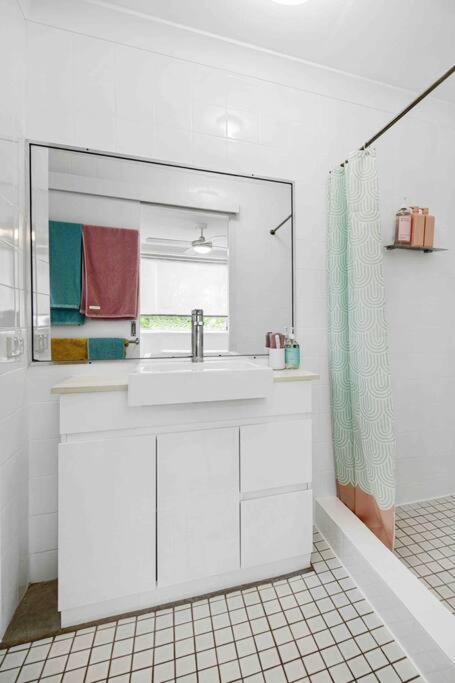 Blush on Broadbeach- beachside and pet friendly, 3rd floor walk up
