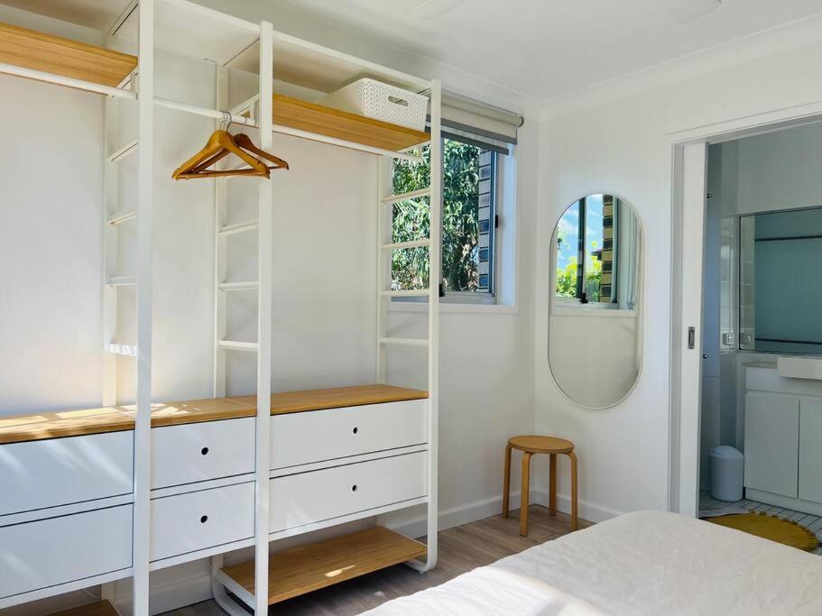 Blush on Broadbeach- beachside and pet friendly, 3rd floor walk up