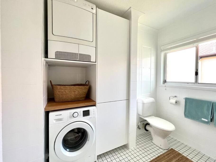 Blush on Broadbeach- beachside and pet friendly, 3rd floor walk up