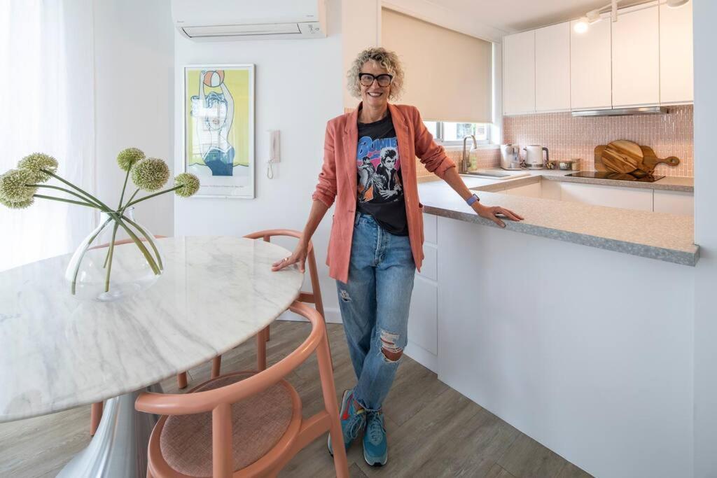 Blush on Broadbeach- beachside and pet friendly, 3rd floor walk up