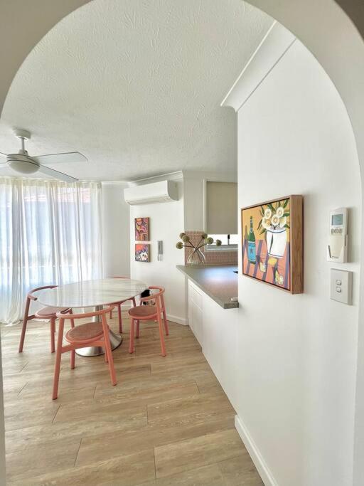 Blush on Broadbeach- beachside and pet friendly, 3rd floor walk up
