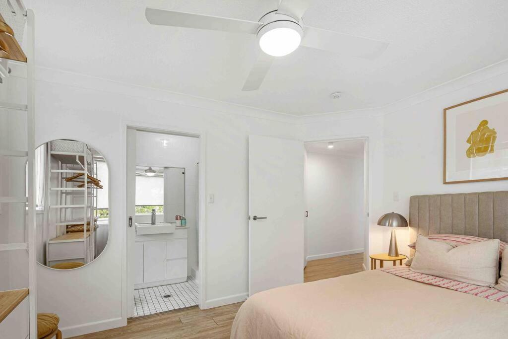 Blush on Broadbeach- beachside and pet friendly, 3rd floor walk up