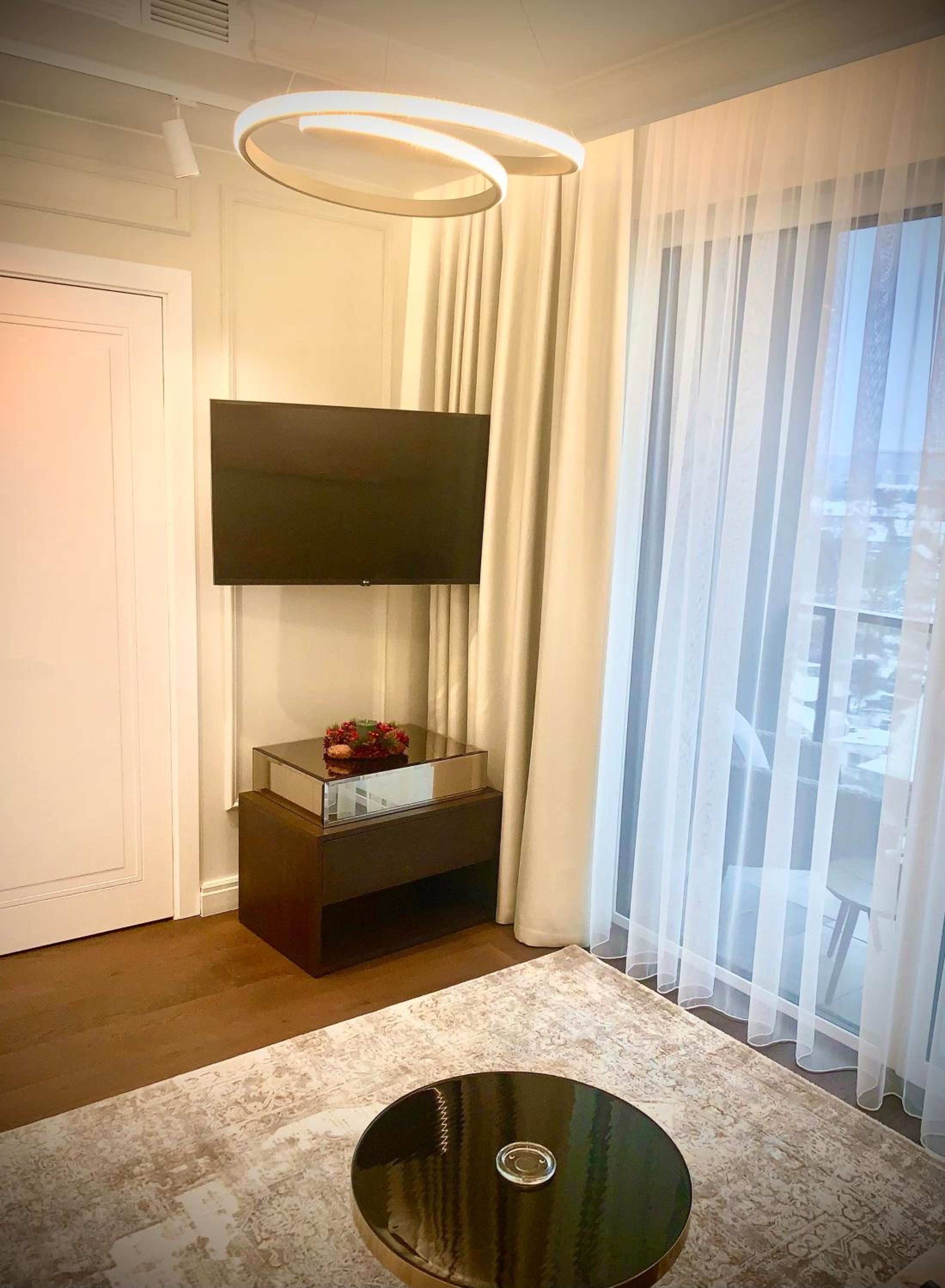 New luxury apartment & free parking view 5