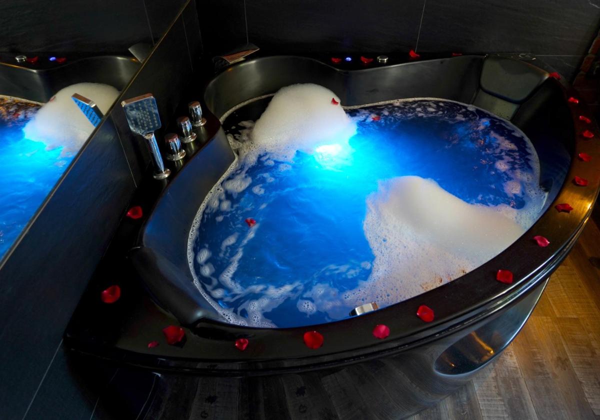 Hotel Jacuzzi Spa Black Apartment - Image 1