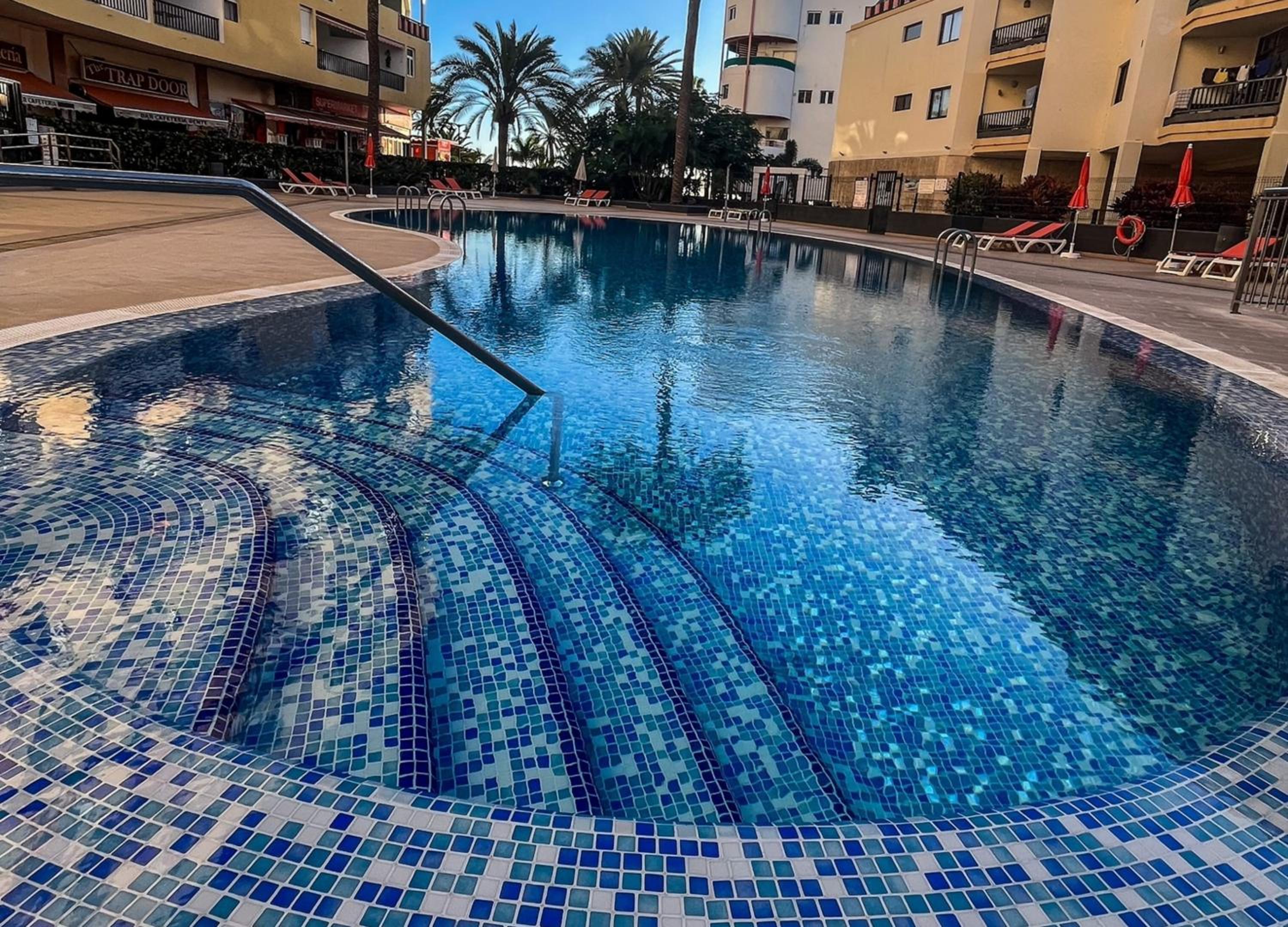 LUXORY DREAMY SUNSET, SeaFront, Direct Access To The Promenade,Wifi,Pool,Free Parking view 2