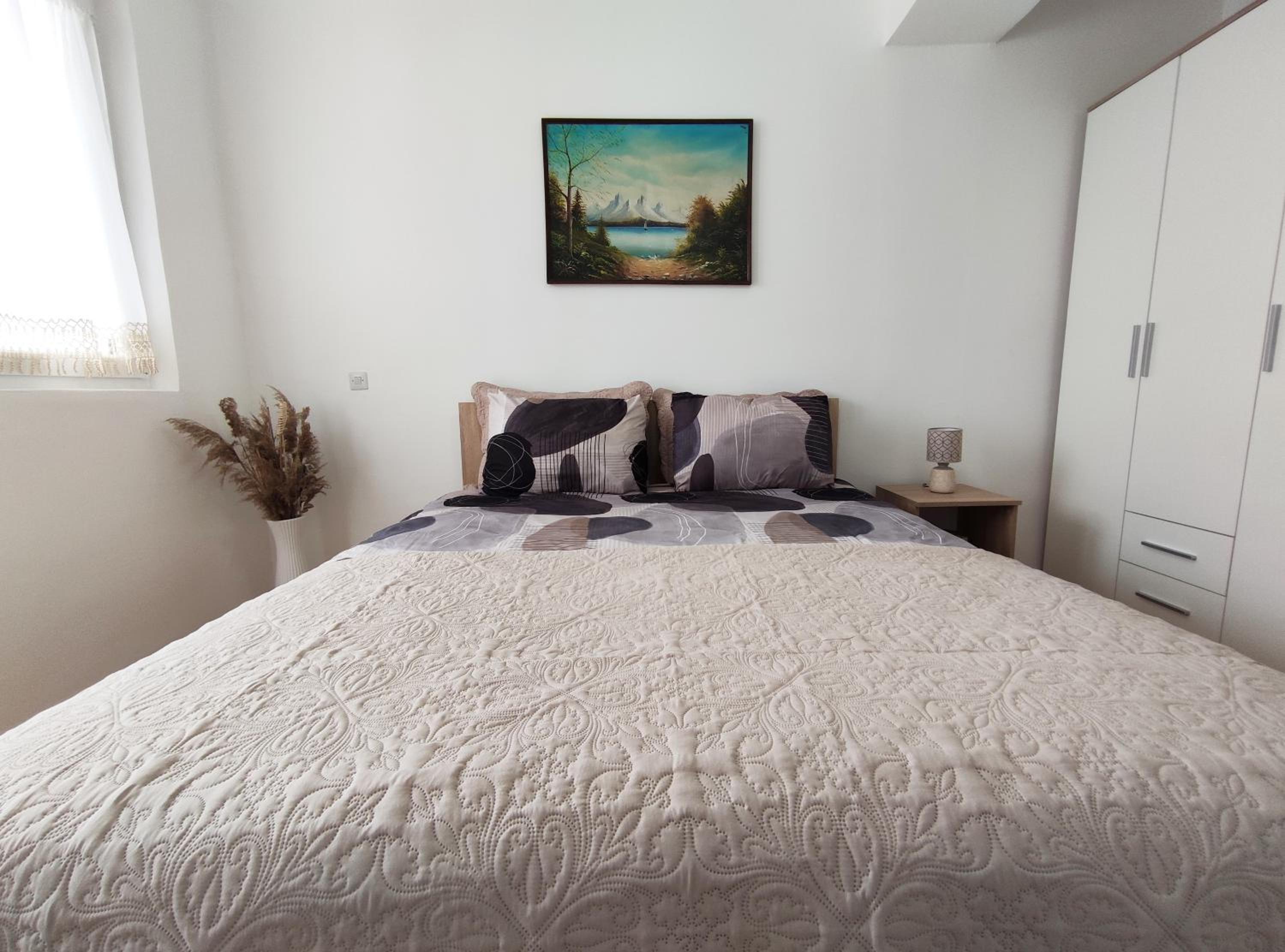 Charming & Spacious 2 Bedroom Apartment with a Gorgeous 8th-floor view