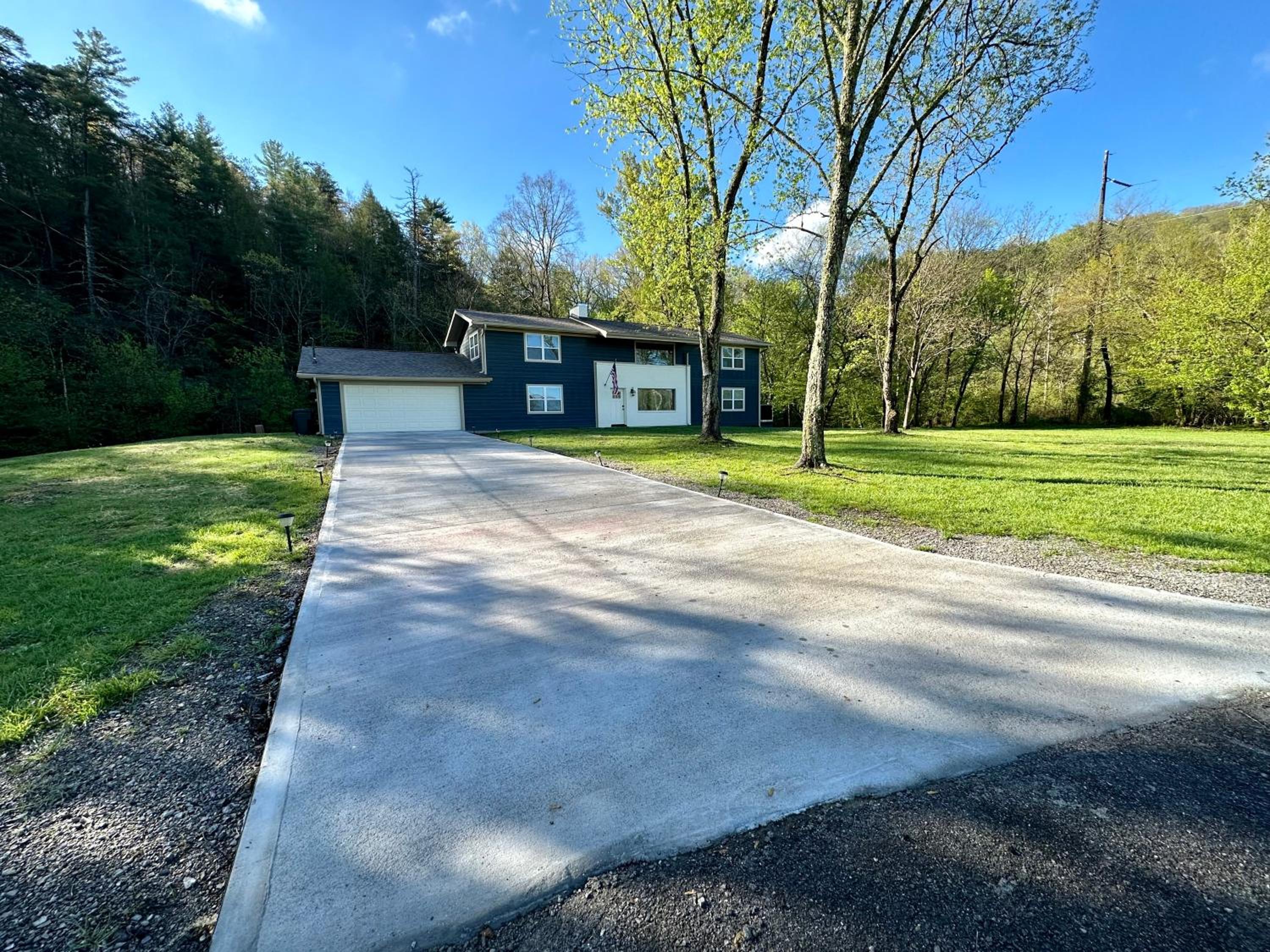 Creekfront Lodge: Brand new! view 4