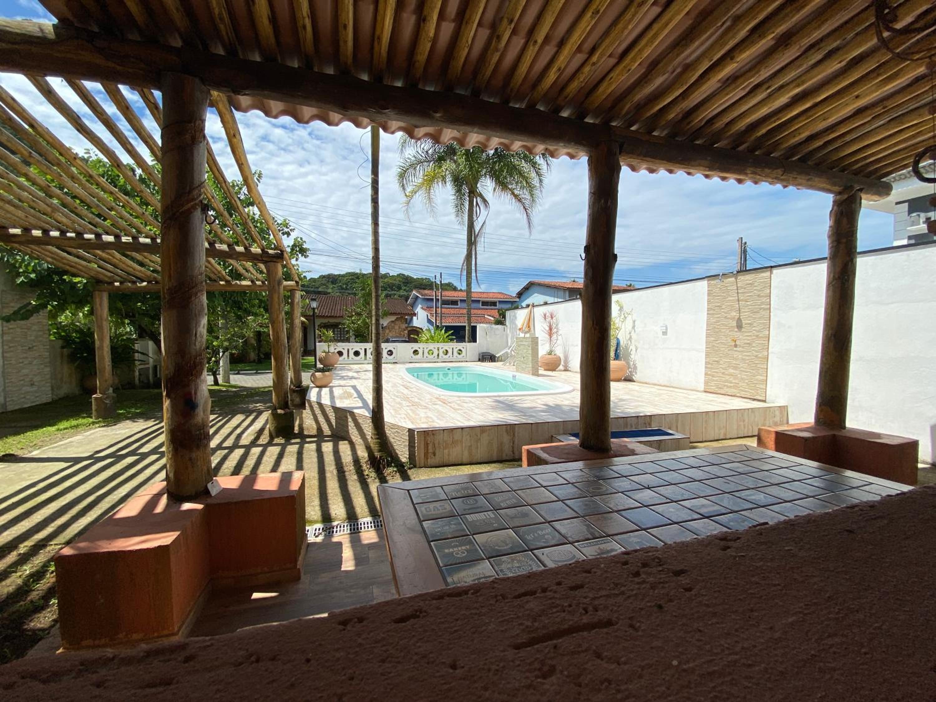 Casa em condomínio a 600m da praia de Pernambuco ideal para família