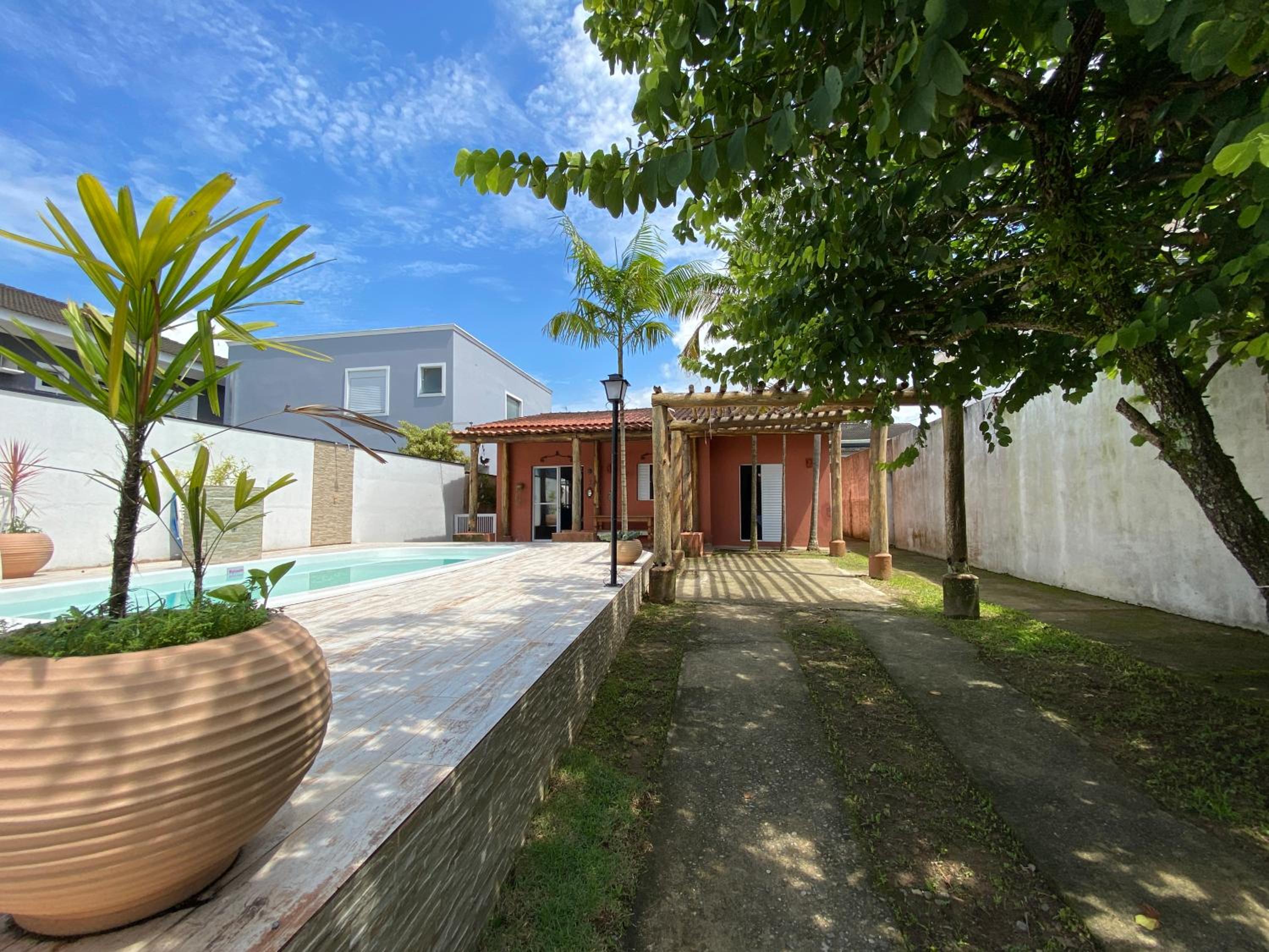 Casa em condomínio a 600m da praia de Pernambuco ideal para família